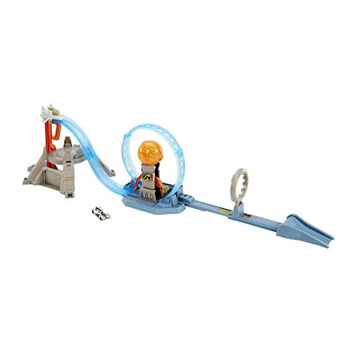 Mattel Lightyear ToysHot Wheels Buzz Hyper Loop Challenge Playset, Includes Buzz Character Car, Gift for Kids 3 Years & Up