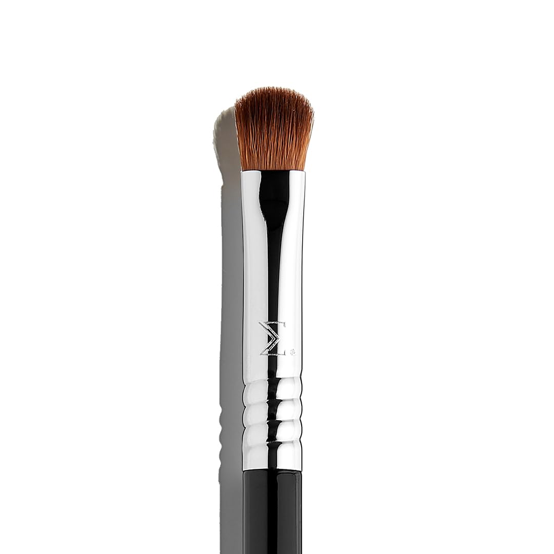 Sigma Beauty Professional E54 Medium Sweeper Brush - Professional Eyeshadow Brush for Controlled Lid Application, Packing on Metallic Shades