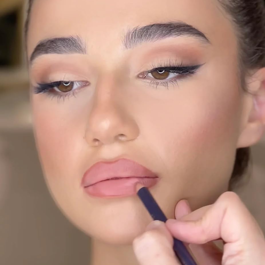 Kevyn Aucoin Unforgettable Lip Definer, Minimal: Long-wearing makeup lip definer. Water-resistant, defined tip accentuates lips. Blend-able.