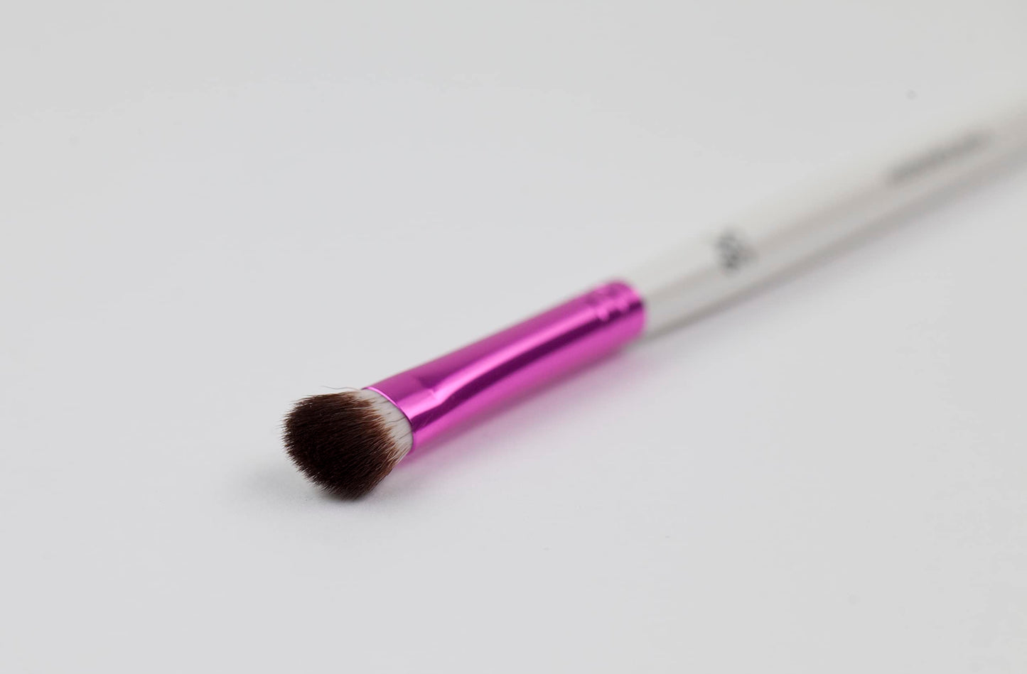 KISS Ruby Kisses Premium Small Eyeshadow Cosmetic Brush, Professional Quality Cruelty Free Make-Up Tool with Soft 100% Synthetic Bristles