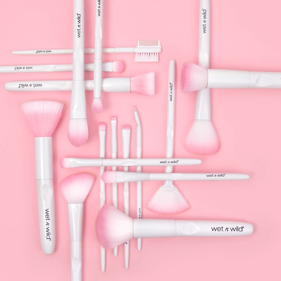 Wet 'n' Wild Makeup Brush, Crease Brush, Long-tipped, Tapered Brush that Flawlessly Picks Up Shadows to Apply to the Crease of the Eye, Easy-to-use