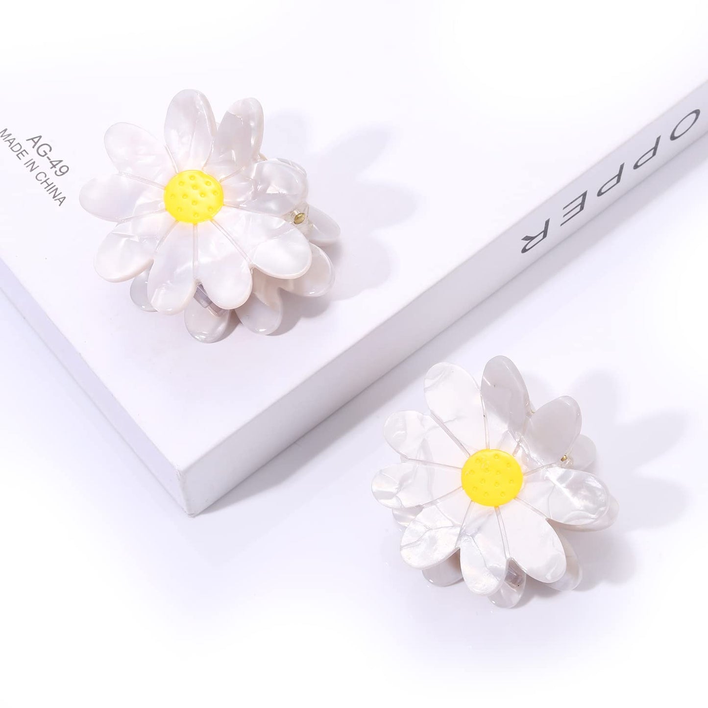 Vokone Flower Claw Clip Acrylic Daisy Sunflower Claw Hair Clip for Women Hair Jaw Grip Strong Holder for Thick Thin Hair (Daisy)