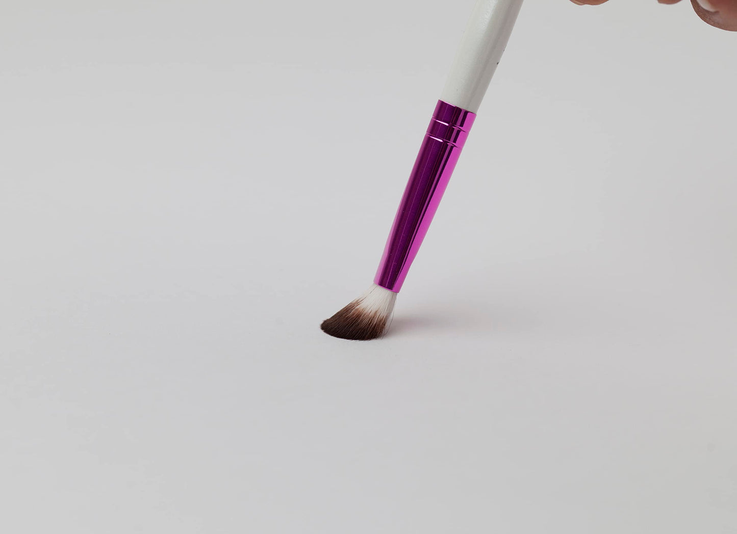 KISS Ruby Kisses Premium Large Eyeshadow Cosmetic Brush, Professional Quality Cruelty Free Make-Up Tool with Soft 100% Synthetic Bristles