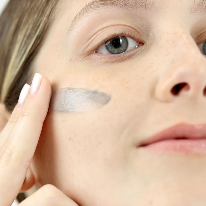 Palladio Skin Detox Clarifying Face Primer with Charcoal, creates a smooth base for makeup application, protects skin, provides long wear flawless