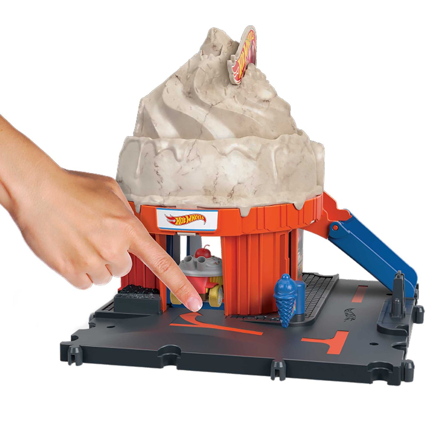 HOT WHEELS City Downtown Spielset Eiskrem-Strudel - Rennbahn-Action mit manuellem Aufzug, Eiskrem-Wirbel und herunterklappbarer Rampe, inklusive 1…