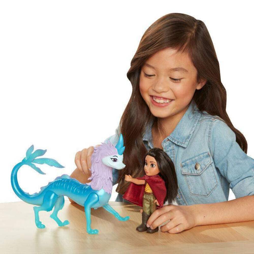 Disney Raya and The Last Dragon 6-Inch Petite Raya Doll and Feature Sisu Dragon Figure Gift Set