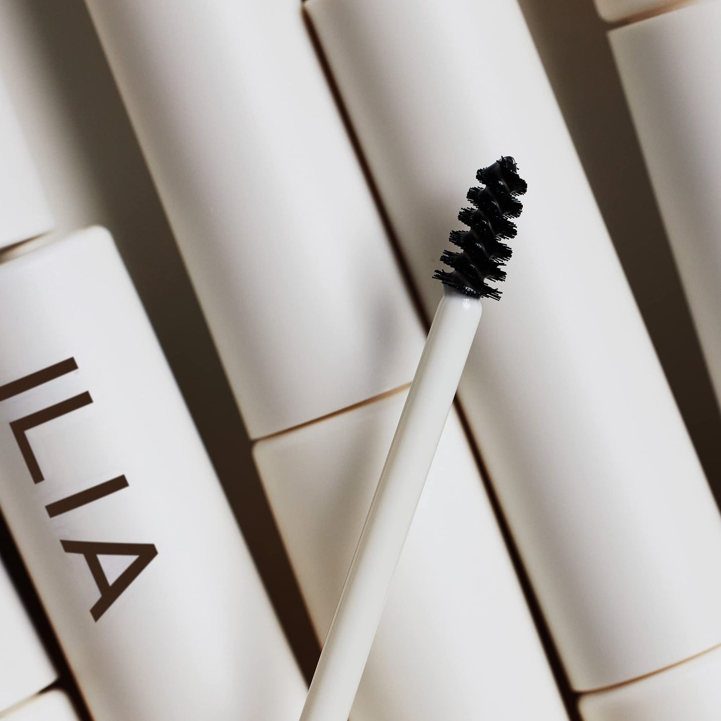 ILIA - In Frame Brow Gel | Lightweight, Long-Lasting, Flake-Resistant Hold | Full, Lifted Look | Non-Toxic, Vegan, Cruelty-Free, Clean Makeup