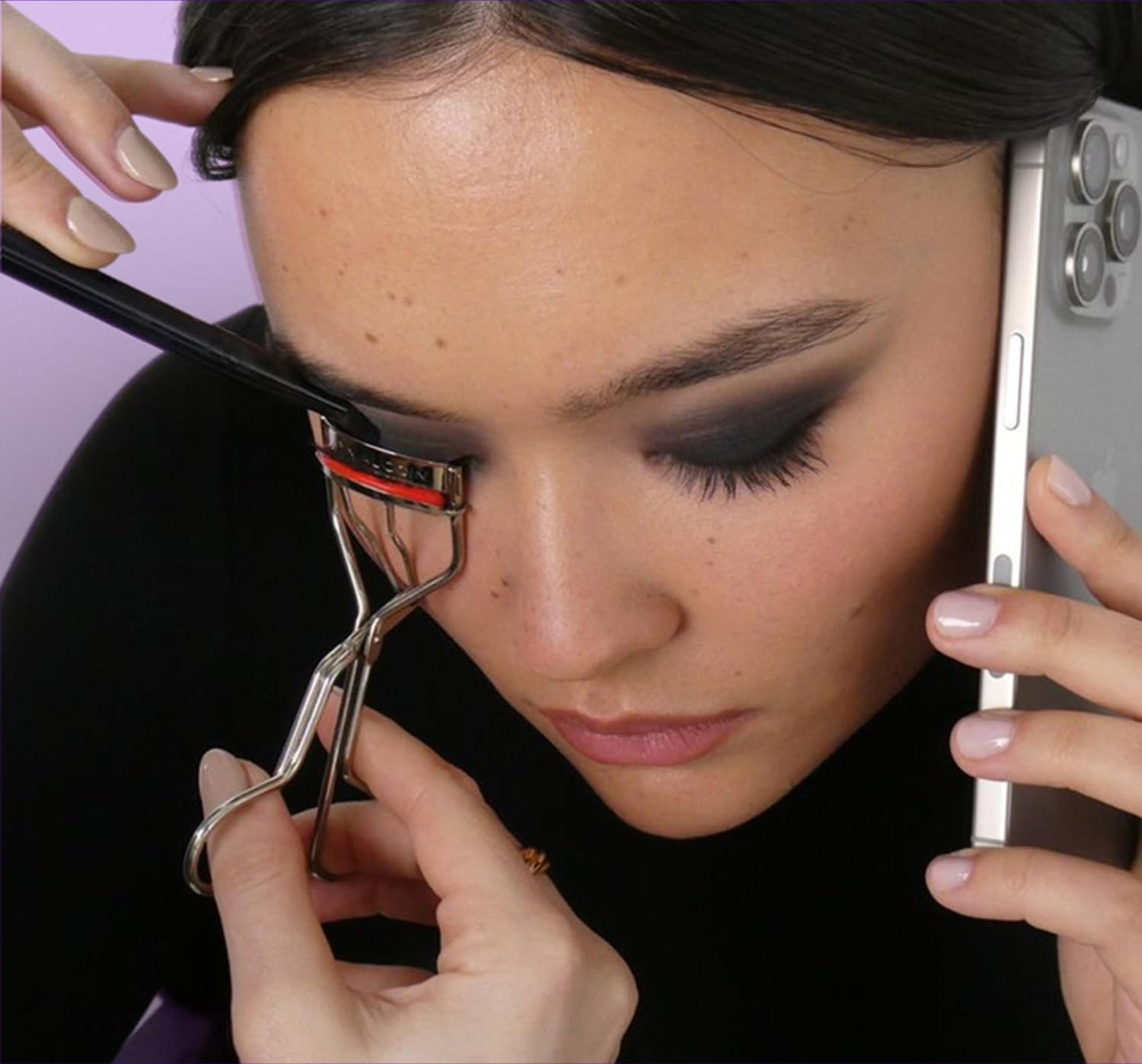 Kevyn Aucoin The Eyelash Curler: Easy use. Long-lasting curl of lashes effect. Wide opening. Stainless steel with two red lash cushions. Pro makeup
