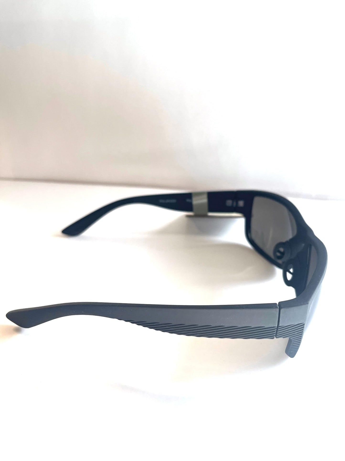 Foster Grant All Terrain Polarized Sunglasses AT 9 rectangular black grey lenses. 591505