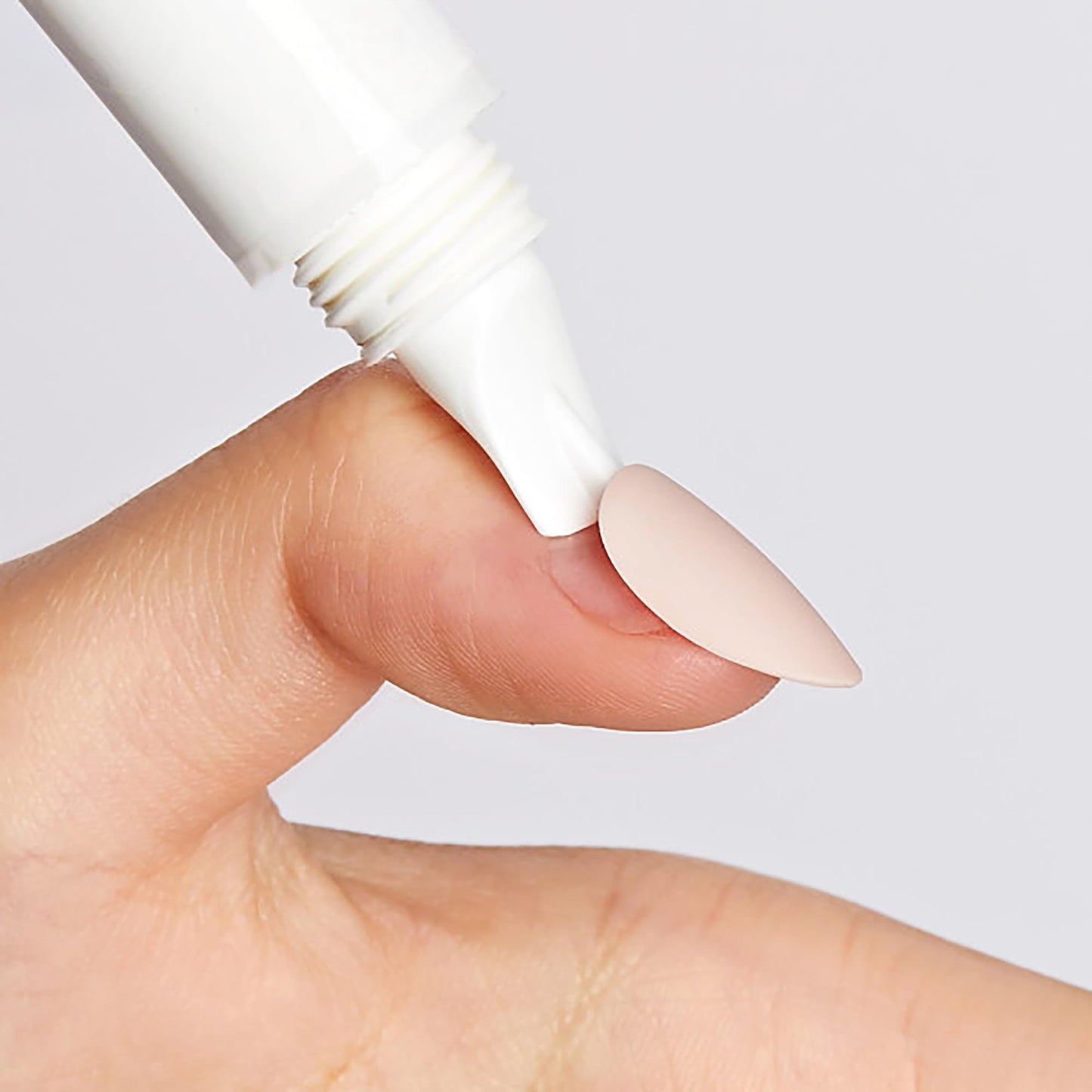 Kiss Glue OFF Instant Press On Nails & Nail Glue Remover with Chisel Tip, No Damage To Natural Nails, Castor Oil and Pro Vitamin B, 13.5 mL (0.45 fl Beauty & Personal Care KISS