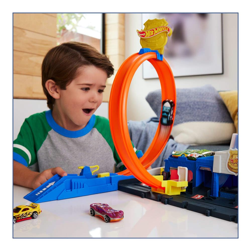 Hot Wheels Toy Car Track Set, Super Police Station Playset with 1:64 Scale Die-Cast Vehicle, Adjustable Loop for Multiple Ways to Race & Stunt