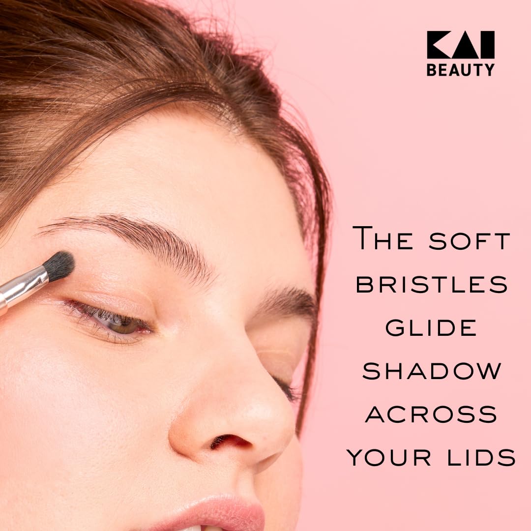 Kai Mini Maru On-the-Go Compact Eyeshadow Blending Brush, Soft Bristle Blending Brush for Effortless Shadow Diffusion, Travel Makeup Brush