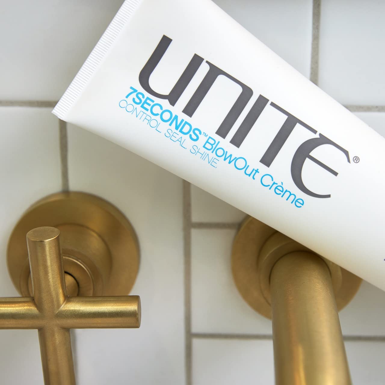 UNITE Hair - 7SECONDS BlowOut Crème - Lightweight Styling Creme for All Hair Types - Controls Frizz, Adds Shine, Extends Blowouts, UV & Thermal