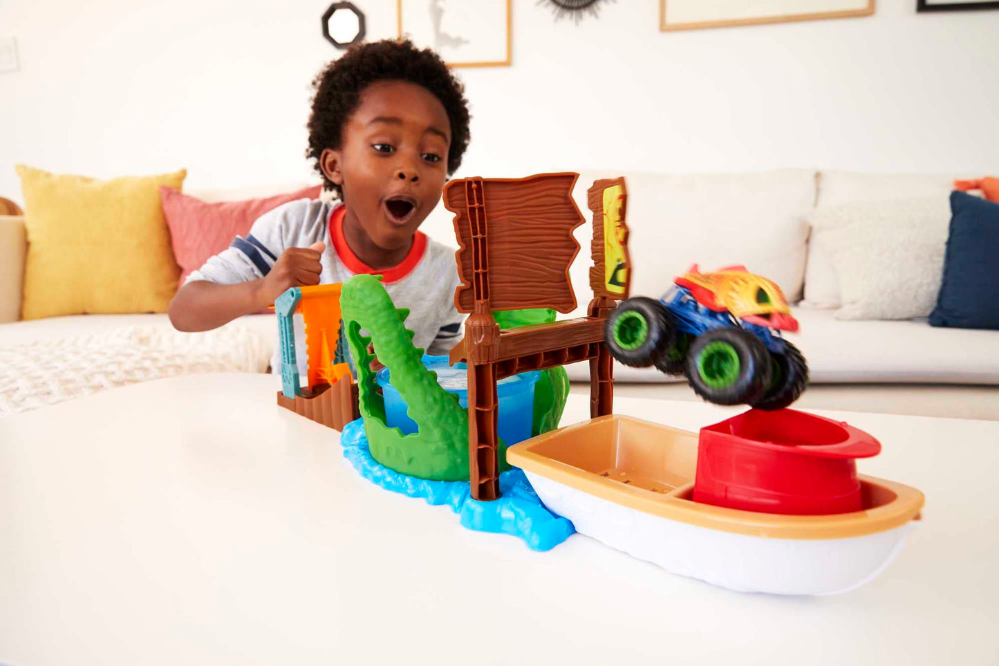 Hot Wheels Monster Trucks Color Shifters Play Set Track for Water Color Changing Toy Cars, Gift +4 Years (Mattel HGV14)