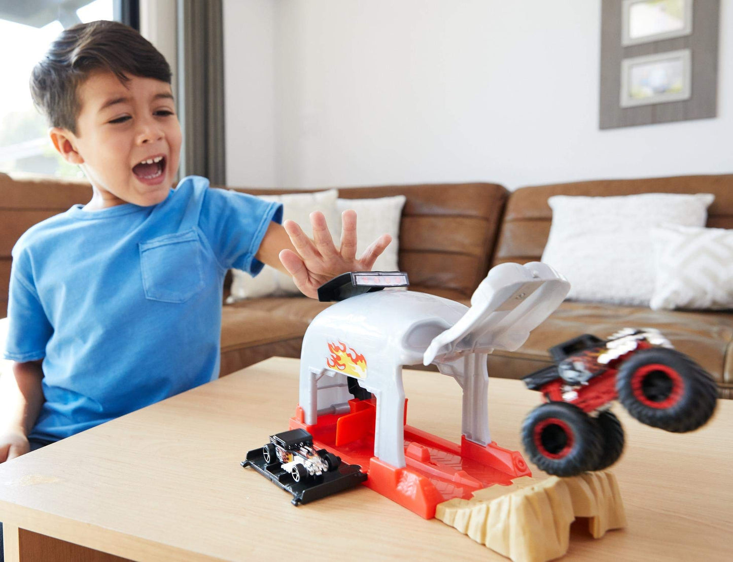 Hot Wheels Monster Truck Pit & Launch Play Sets with a Monster Truck and a 1:64 car, Team Bone Shaker, Multicolor