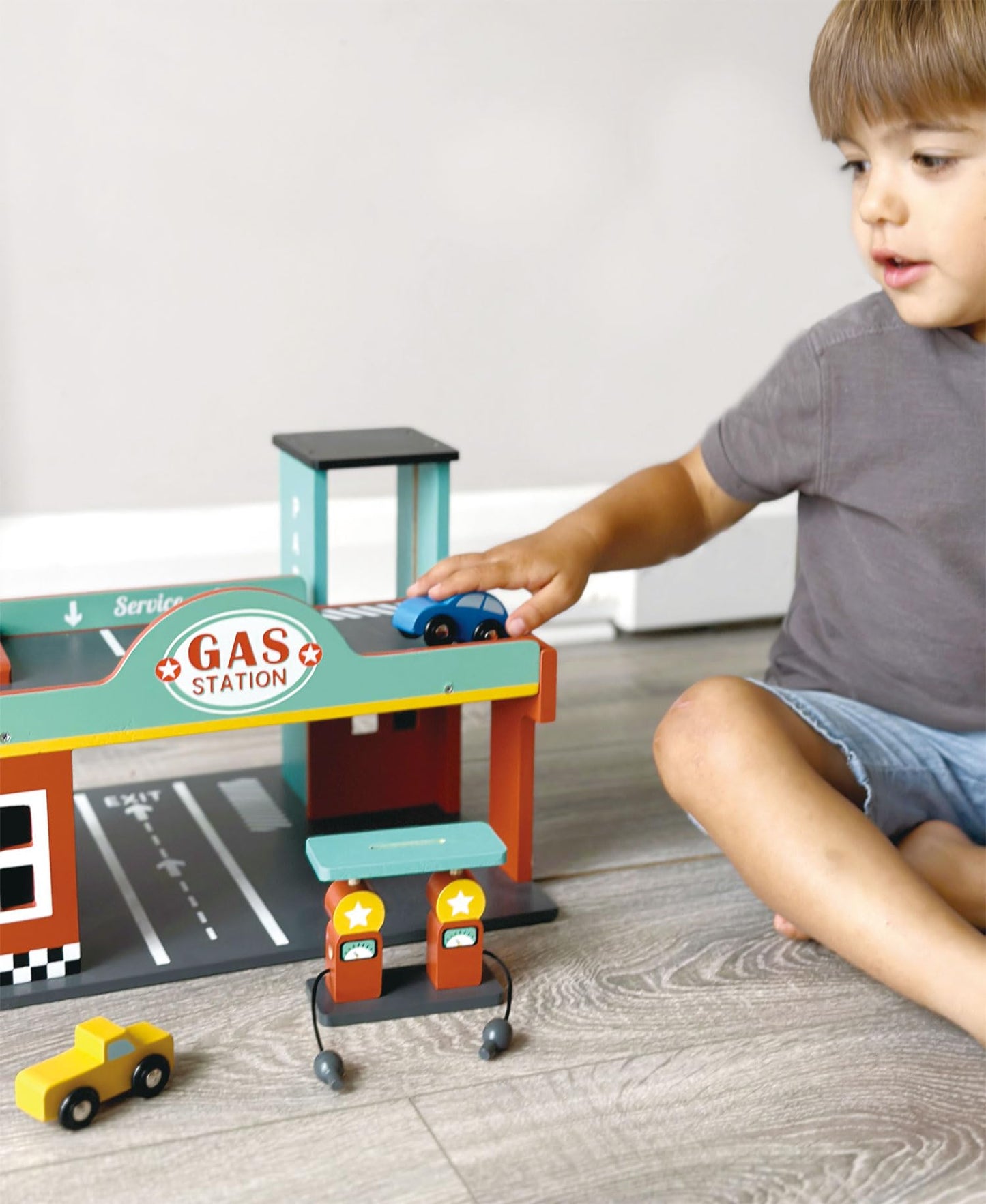 Mentari Toys Wooden Gas Station Playset – Garage with Lift, Cars, Ramp & Gas Pumps – Imaginative Role Play Toy for Kids Ages 3+