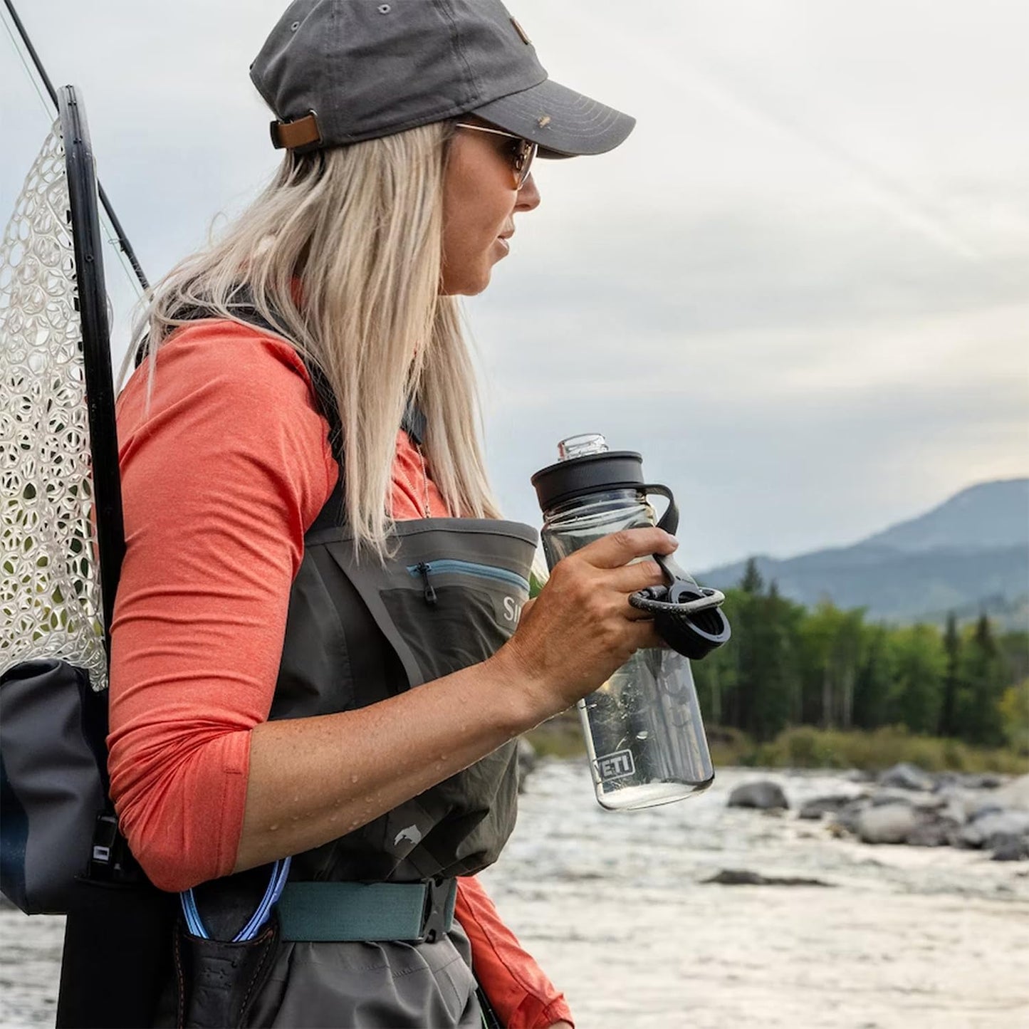 YETI Yonder 750 ml/25 oz Water Bottle with Yonder Tether Cap, Ultramarine Violet