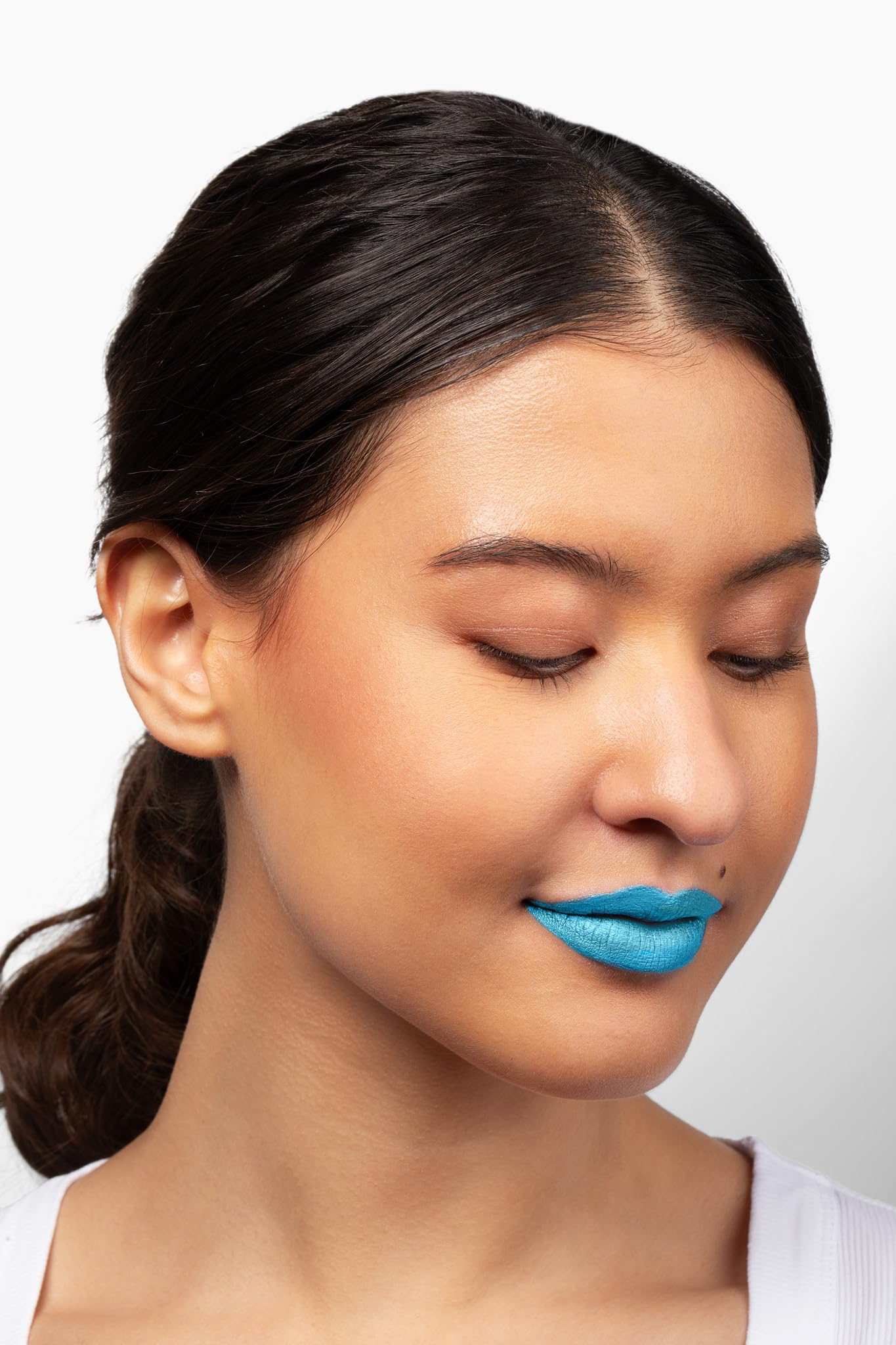 Aromi Metallic Liquid Lipstick | Smudge and Transfer Proof, Bright Blue Lip Color with Shimmery Finish, Vegan, Cruelty-free, Long Wear, Paraben