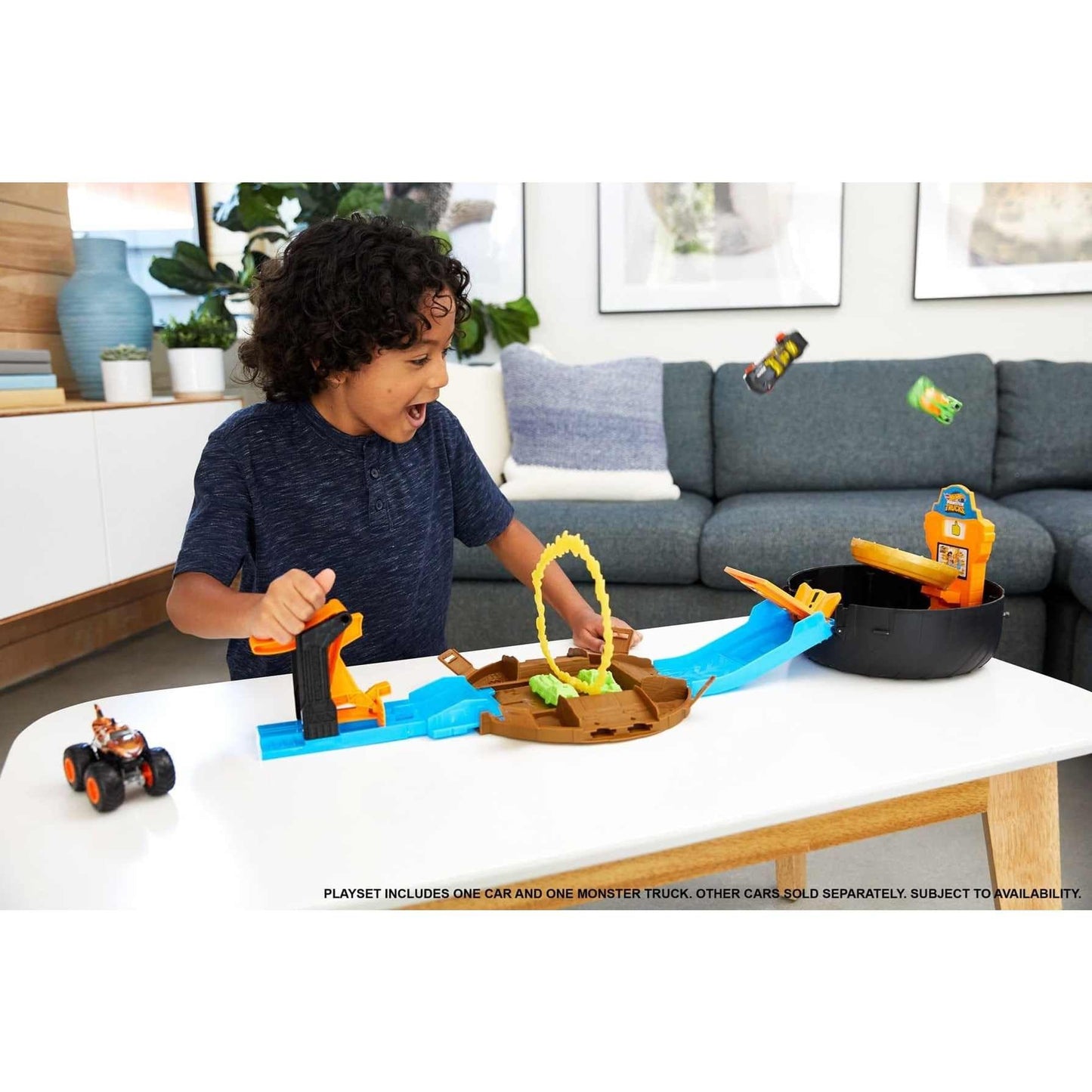 Hot Wheels Monster Trucks Stunt Tire Play Set Opens to Reveal Arena with Launcher, 1 1:64 Scale Car & 1 Monster Truck, Portable Toy Gift Set for Ages…