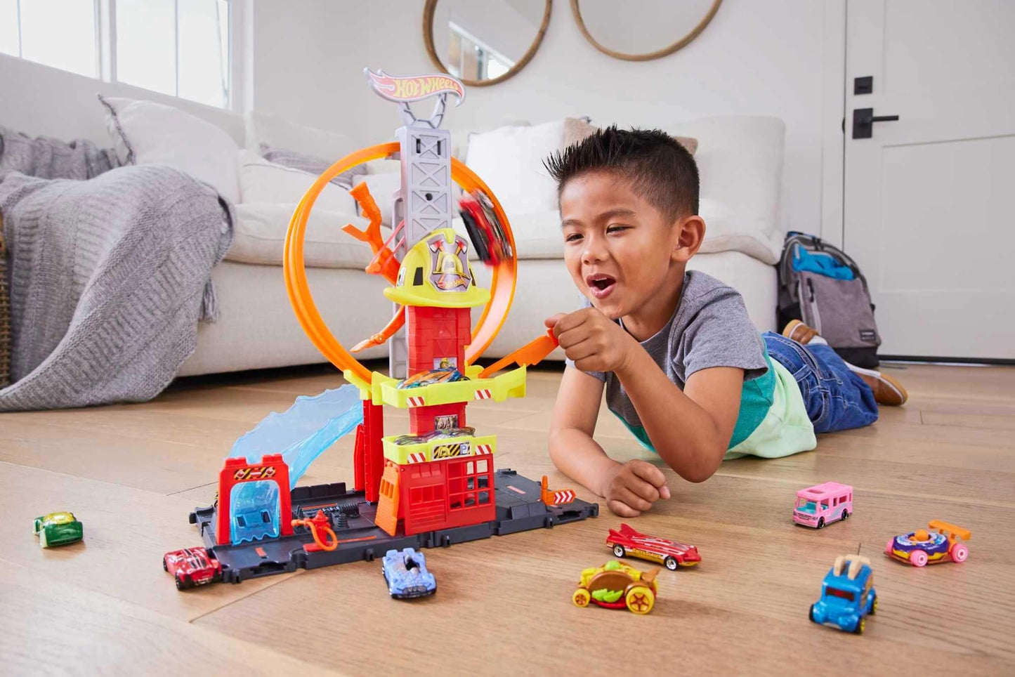 Hot Wheels City with 1 Toy Car, Kid-Powered Elevator, Water-Like Ramp, Track-Play Features, Connects to Other Sets, Fire Station with Super Loop…