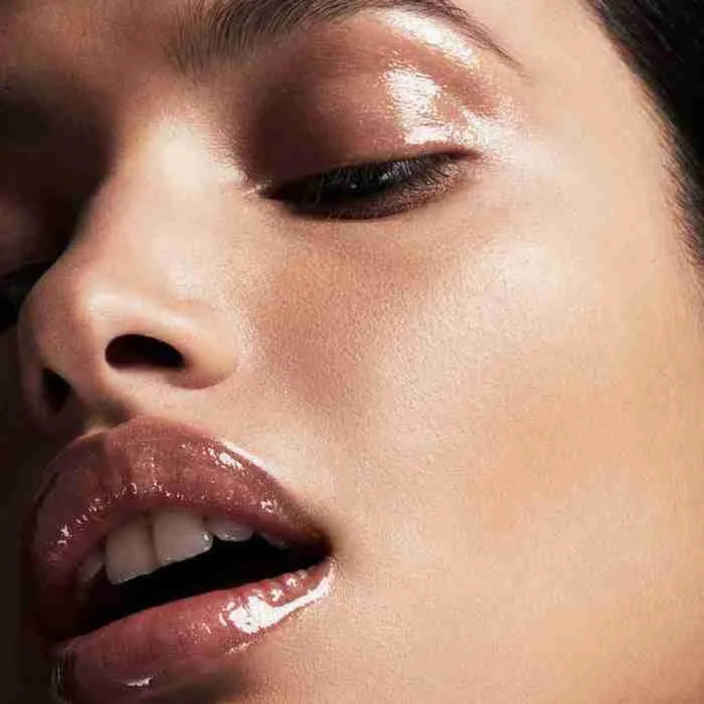 FENTY BEAUTY Gloss Bomb Universal Lip Luminizer 2ml - COLOR FENTY GLOW 01