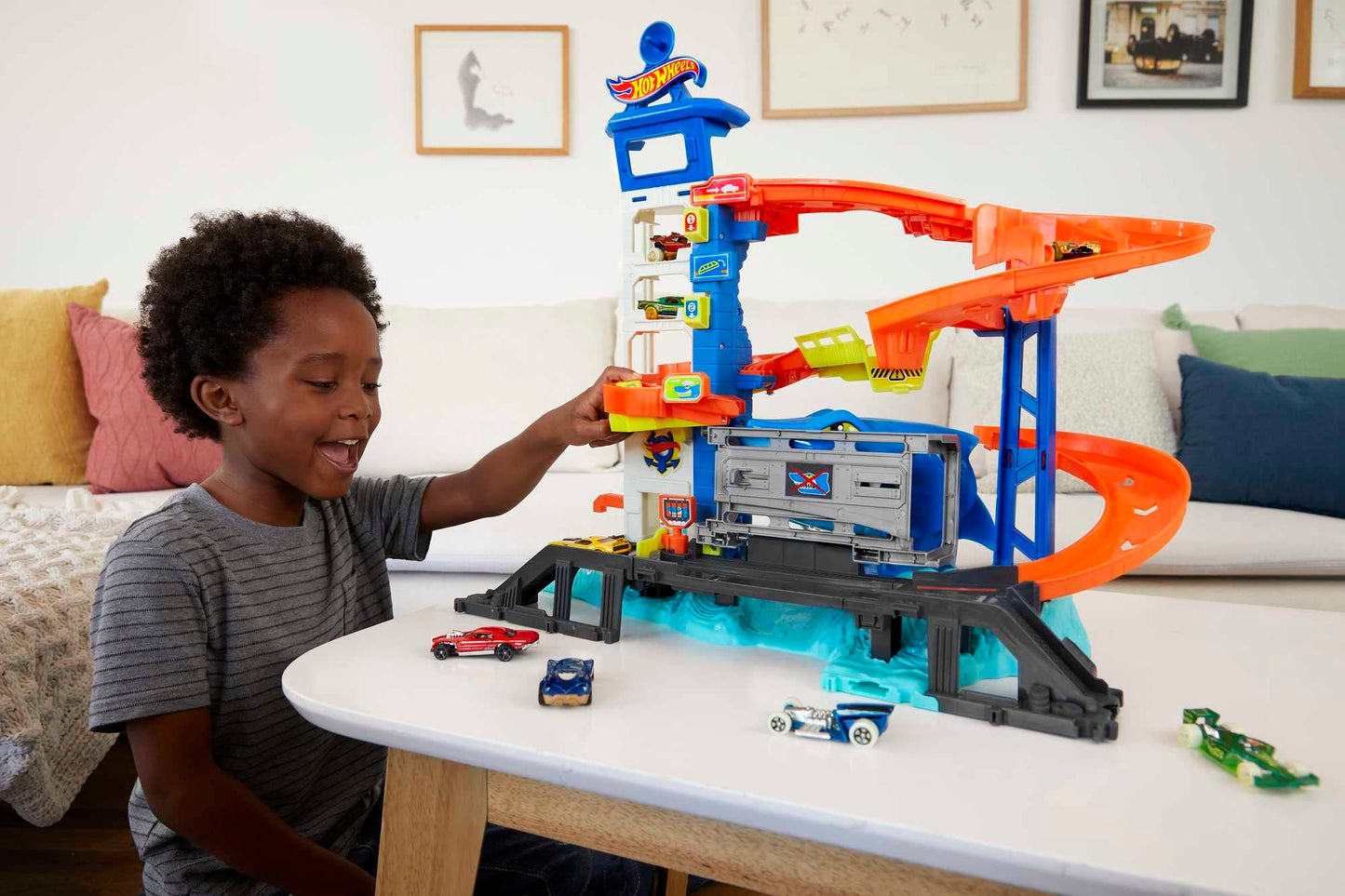 Hot Wheels City Toy Car Track Set, Attacking Shark Escape Playset with 1:64 Scale Vehicle, Multiple Levels, Kid-Powered Lift, Race to Escape, Storage