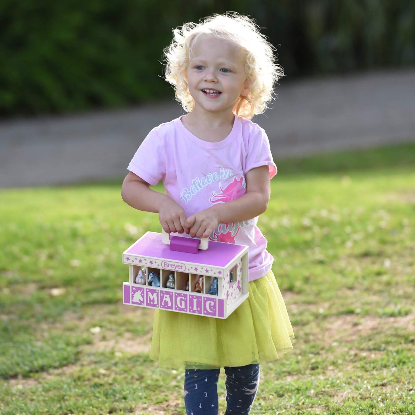 Breyer Unicorn Magic Wooden Carry Stable Playset – 6 Hand-Painted Unicorn Horses in Case, Imaginative Playset & Gift for Kids Ages 4–8