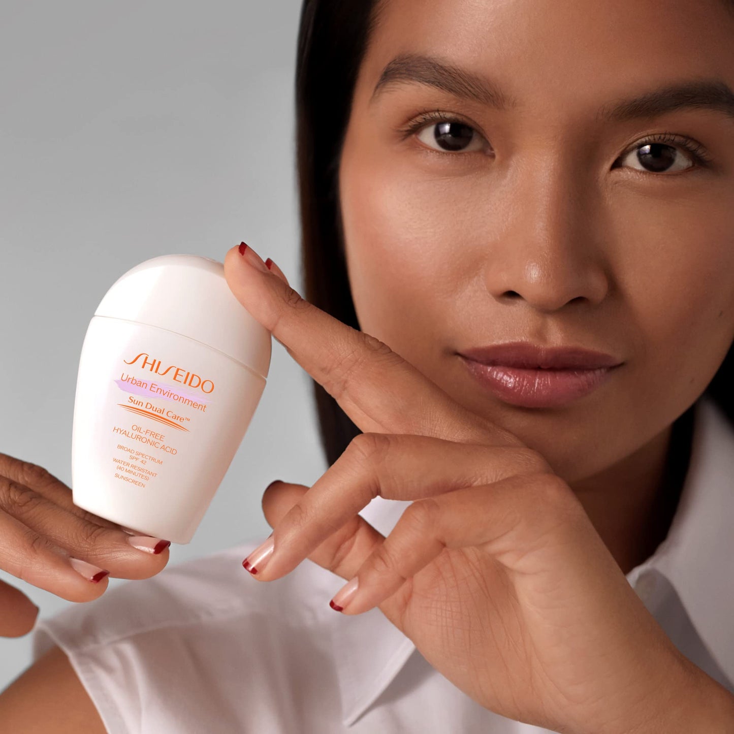 Shiseido Urban Environment Oil-Free Sunscreen SPF 42 - 30 mL - Protects, Hydrates, Mattifies & Works as Face Primer - Water Resistant for 40 Minutes