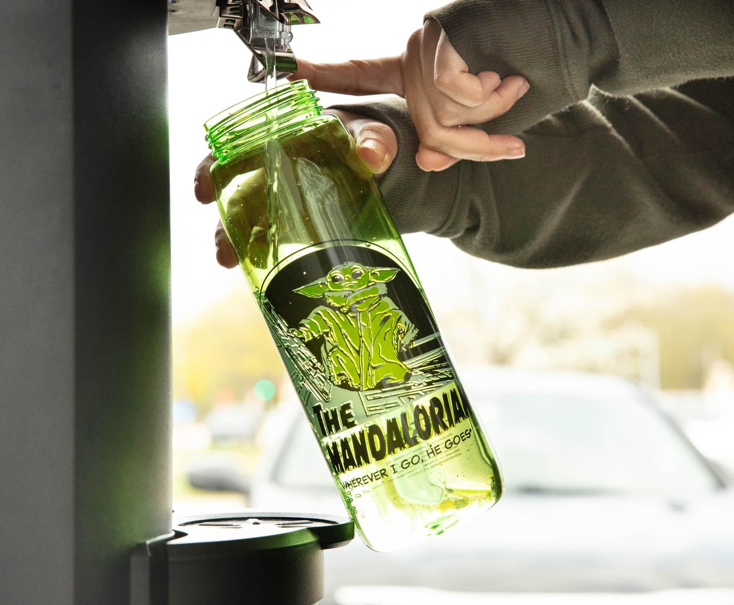 Silver Buffalo Star Wars The Mandalorian Tritan Water Bottle Screw Top Lid, 28 Ounces