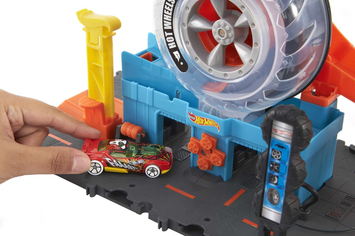 Hot Wheels City Super Twist Tire Shop Playset, Spin The Key to Make Cars Travel Through The Tires, Includes 1 Car, Gift for Kids 4 to 8 Years Old…