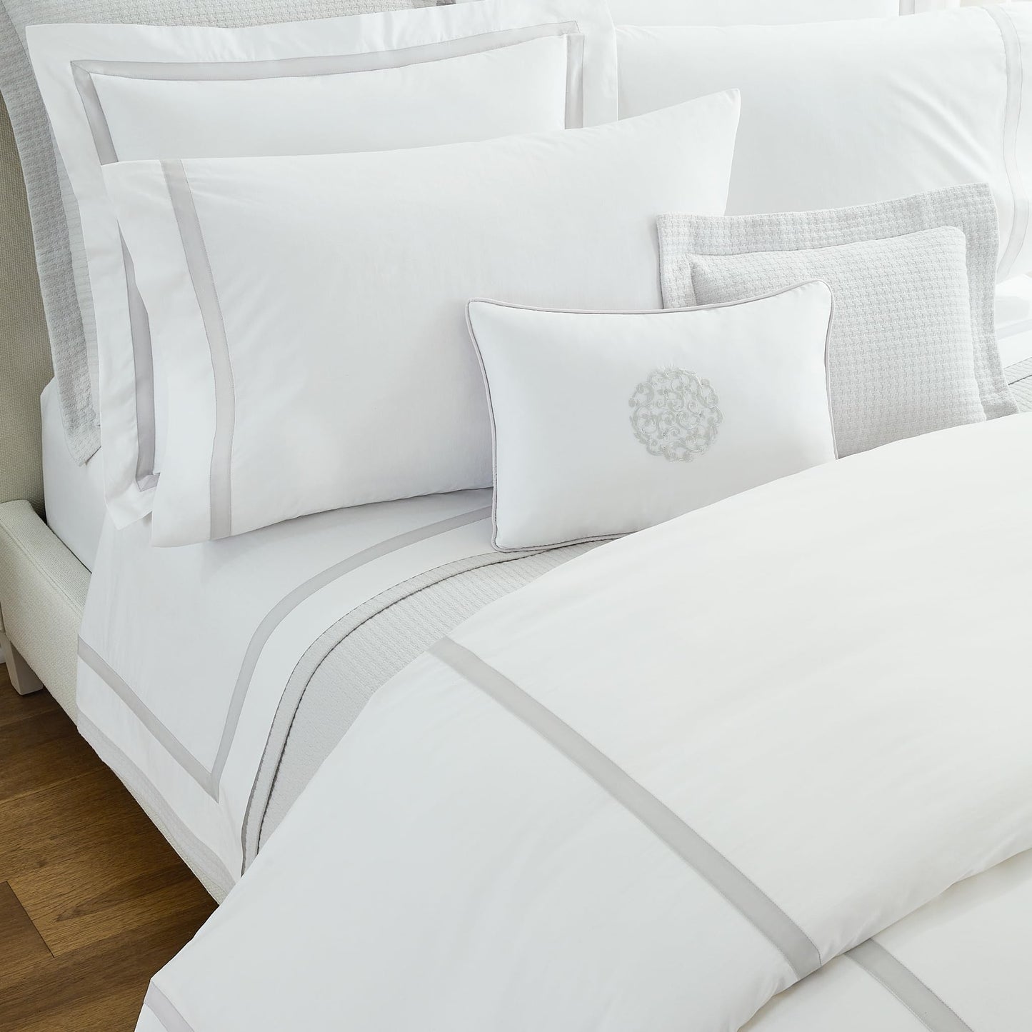 Sferra Estate Collection - 100% Long-Staple 200 Thread Count Cotton Percale with Sateen Appliqué - Cooling, Soft, and Breathable Bed Linens, 4pc King