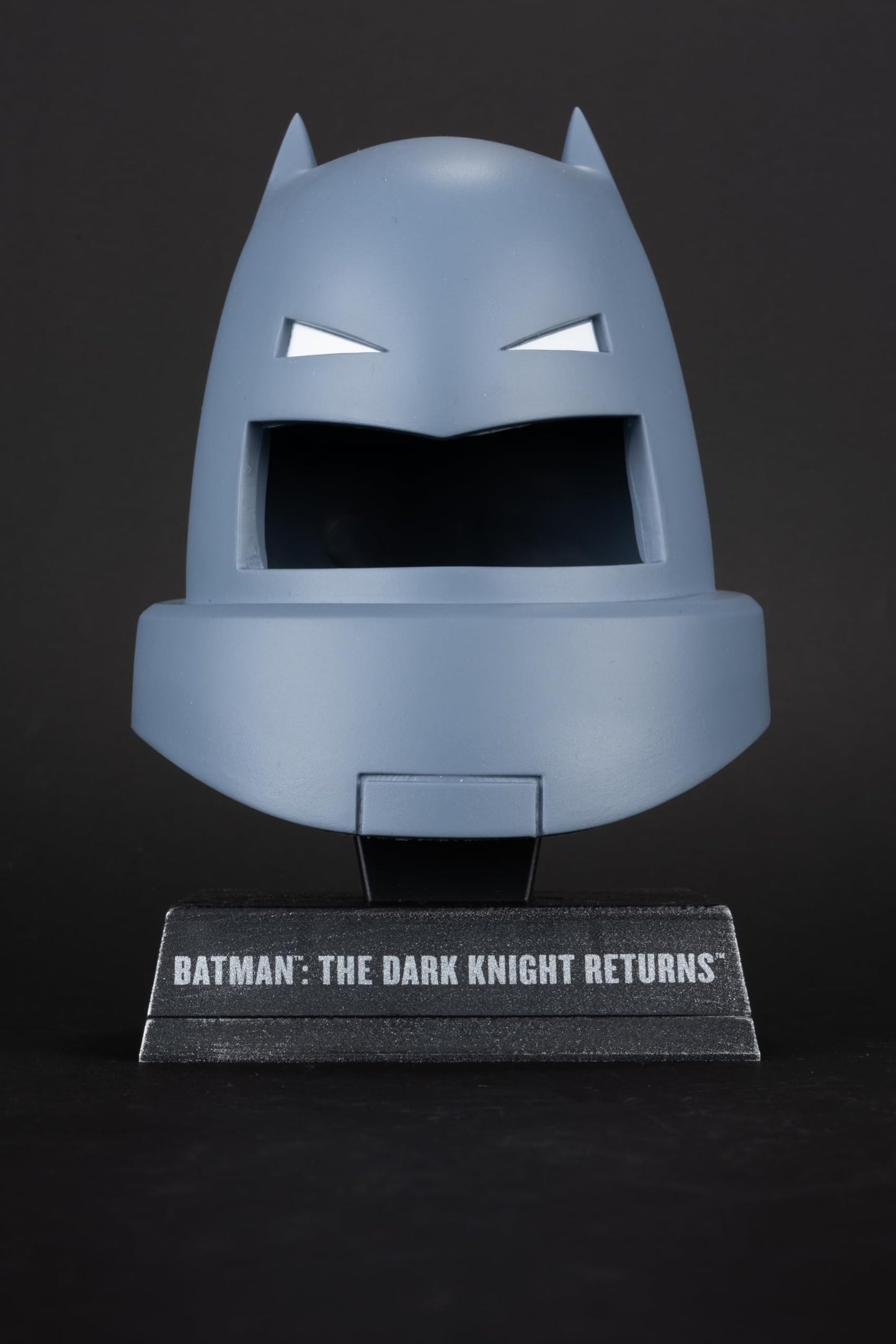 McFarlane Toys - DC Direct Armored Batman (The Dark Knight Returns) Cowl Replica 1:3 Scale