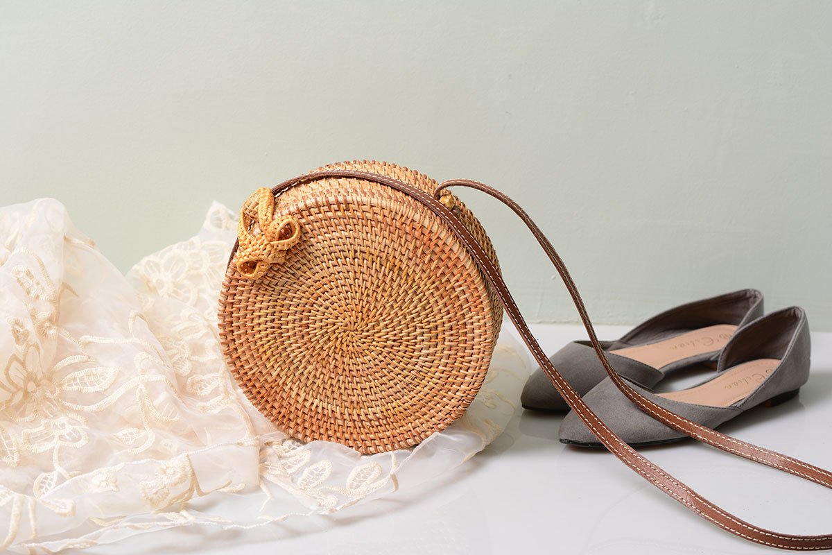 Handmade Rattan Woven Bag Round Retro Crossbody Bags Classic Shoulder Bag Ladies and Girls Party Handbags Wallets (Bow Button) 7.09x7.09x2.76IN