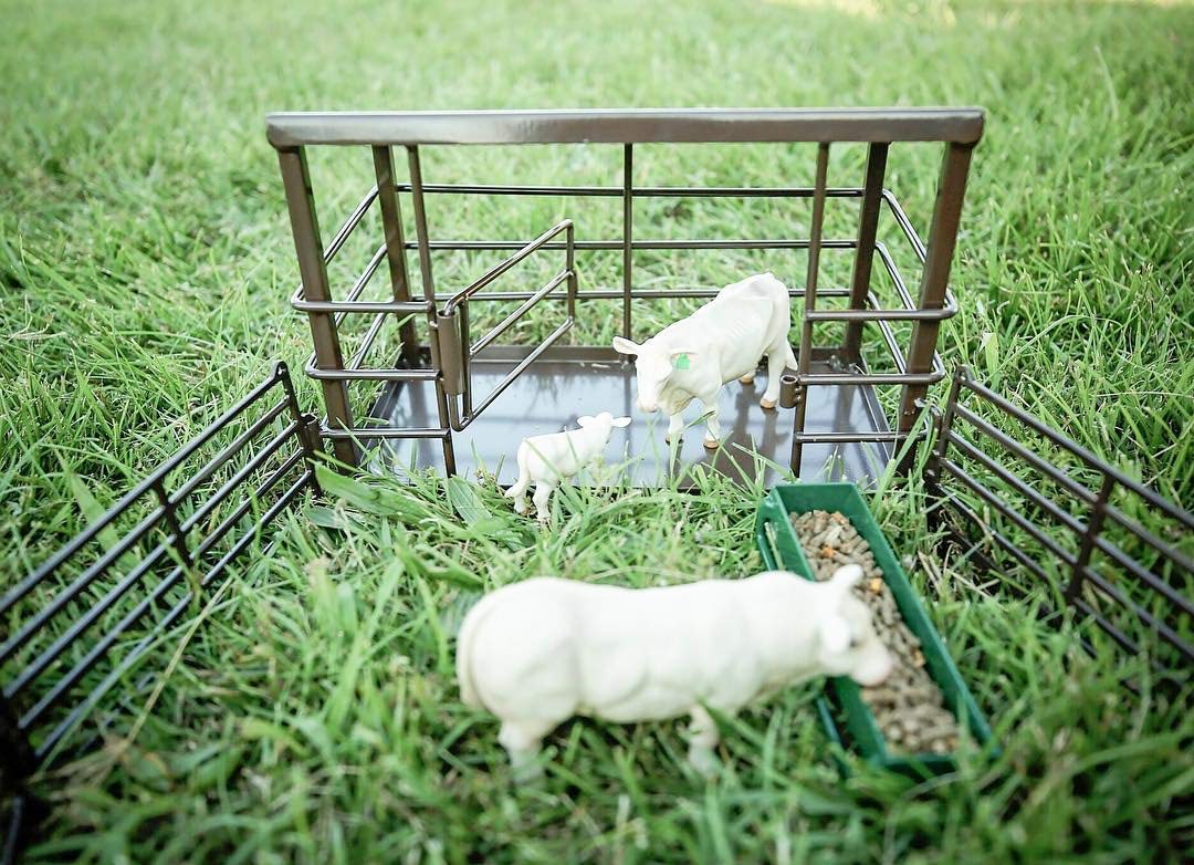 Little Buster Toys Animal Barn - Working Gates, Metal Floor and Roof, 1/16th Scale