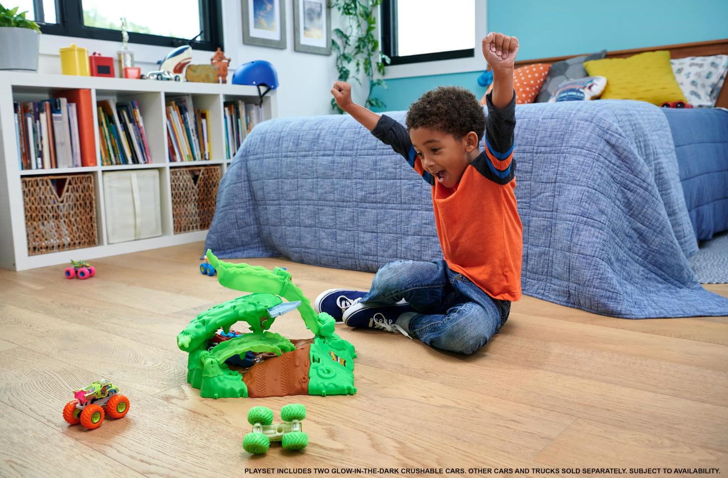 Hot Wheels Monster Trucks Arena Smashers Glow-in-The-Dark Gunkster Playset with 1 Glow-in-The-Dark 1:64 Scale Gunkster Toy Truck & 2 Crushable Cars