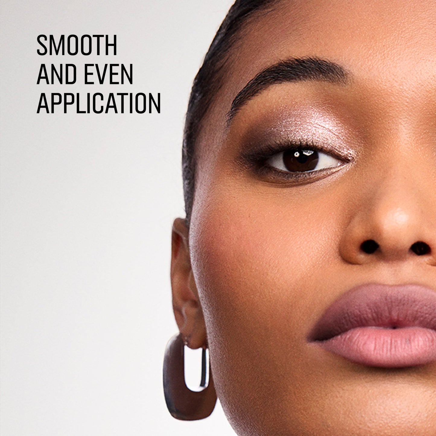 Bobbi Brown Eyeshadow Brush | Rounded, Beveled-Head Makeup Brush For Smooth Eyeshadow Application