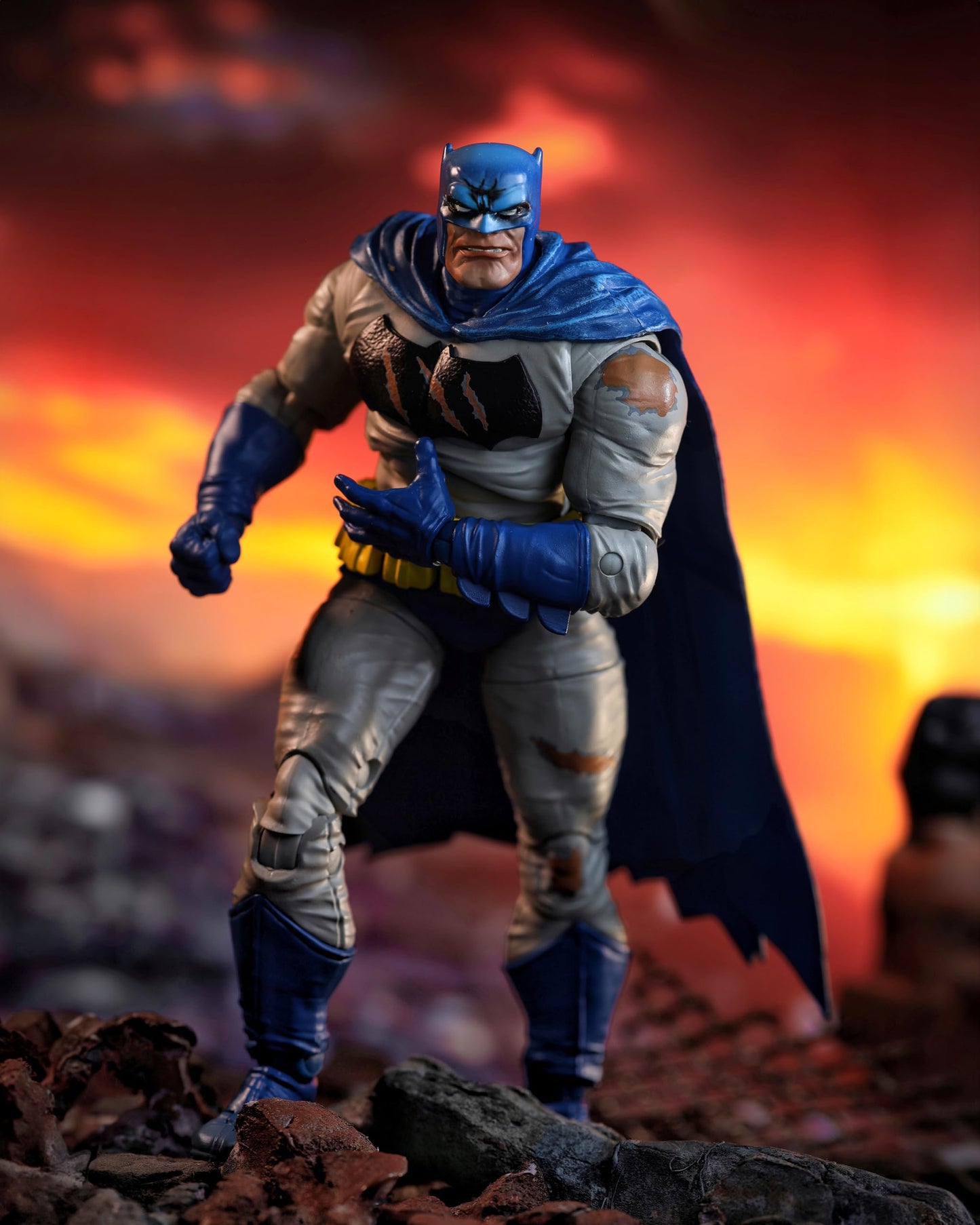 McFarlane Toys - DC Multiverse Batman Battle Damage Blue (The Dark Knight Returns) 7in Figure McFarlane Collector Edition #21