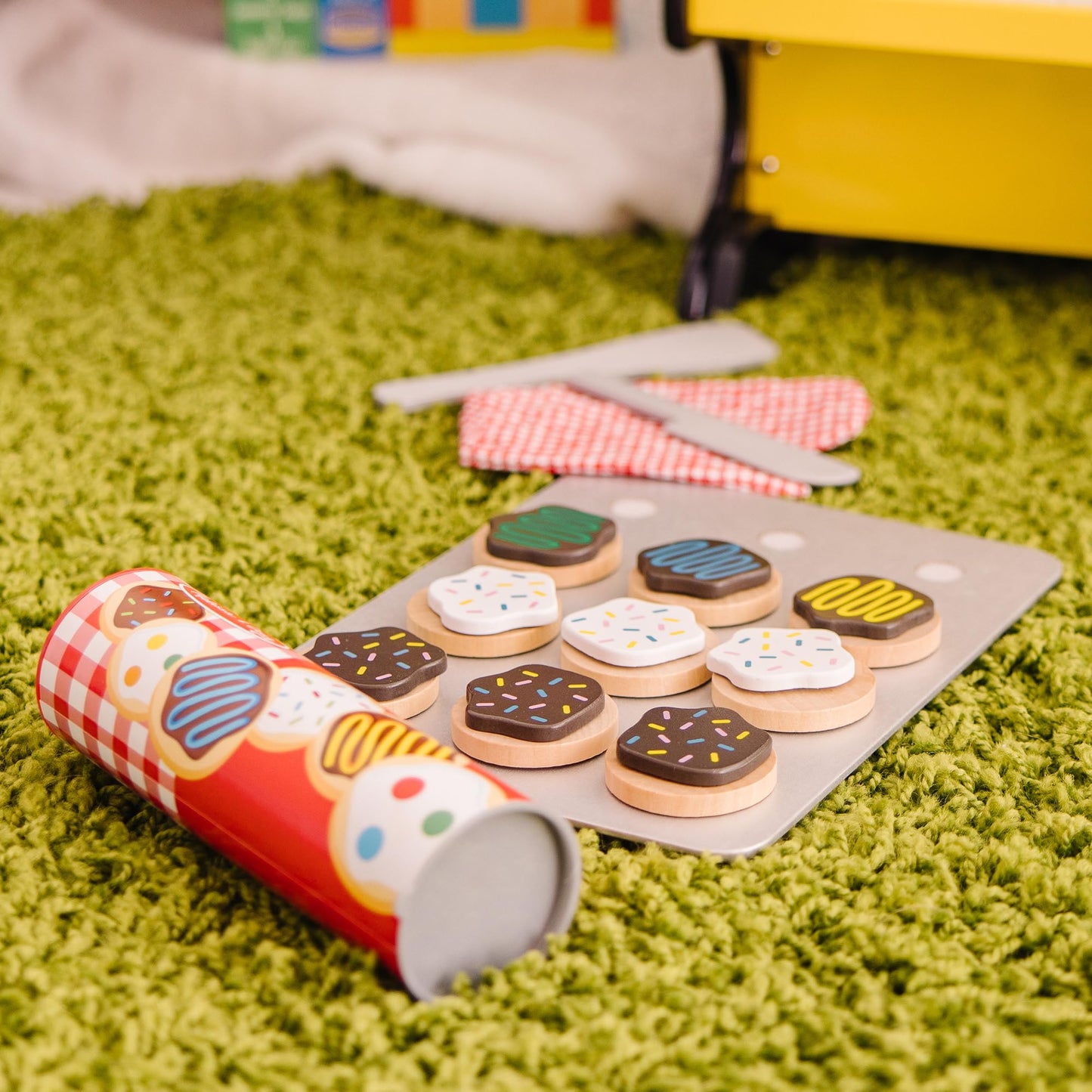 Melissa & Doug Wooden Slice & Bake Cookie Play Set with Toppings & Baking Sheet – Pretend Play Food Toy for Kids Ages 3+