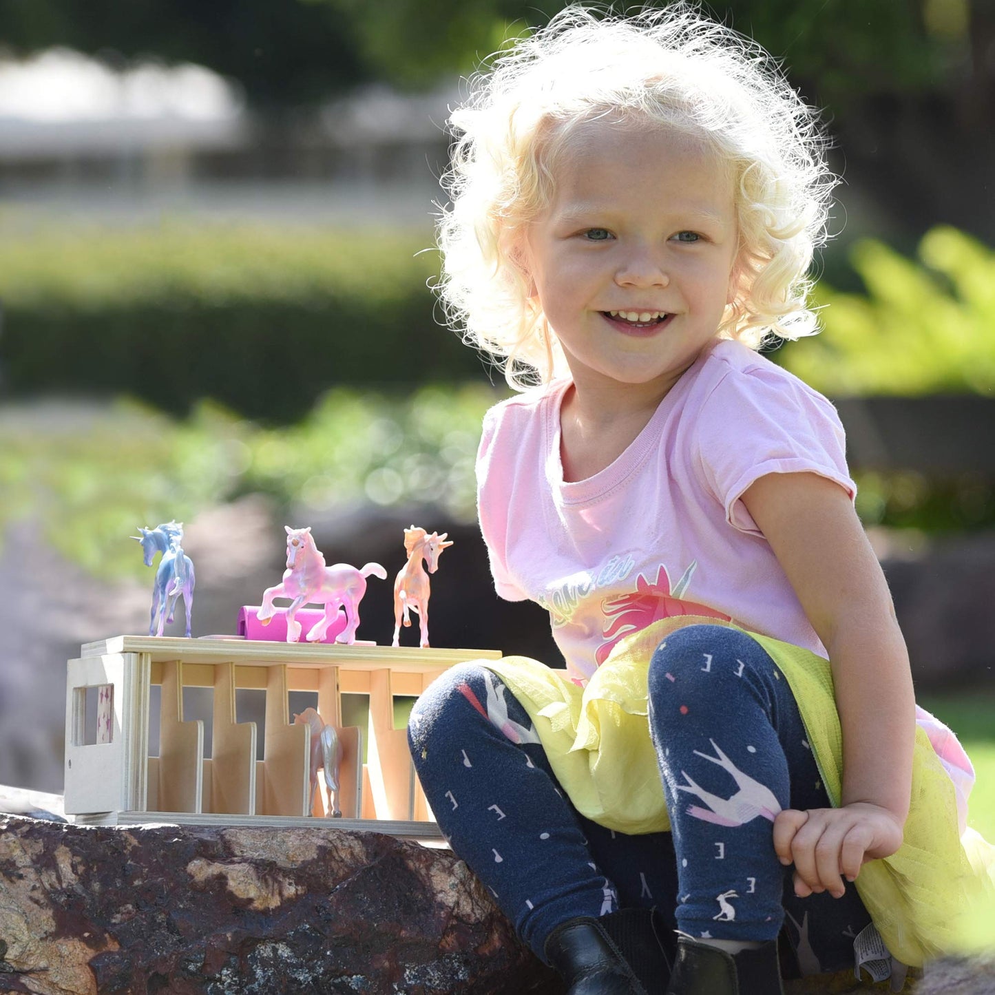 Breyer Unicorn Magic Wooden Carry Stable Playset – 6 Hand-Painted Unicorn Horses in Case, Imaginative Playset & Gift for Kids Ages 4–8