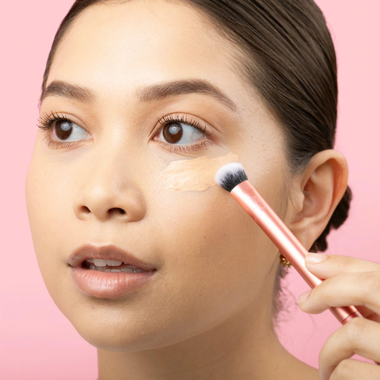 Real Techniques Expert Concealer Brush, Conceal Under Eyes & Cover Blemishes, Makeup Brush For Blending Liquid & Cream Concealer, Brighten Dark Beauty and Personal Care Real Techniques