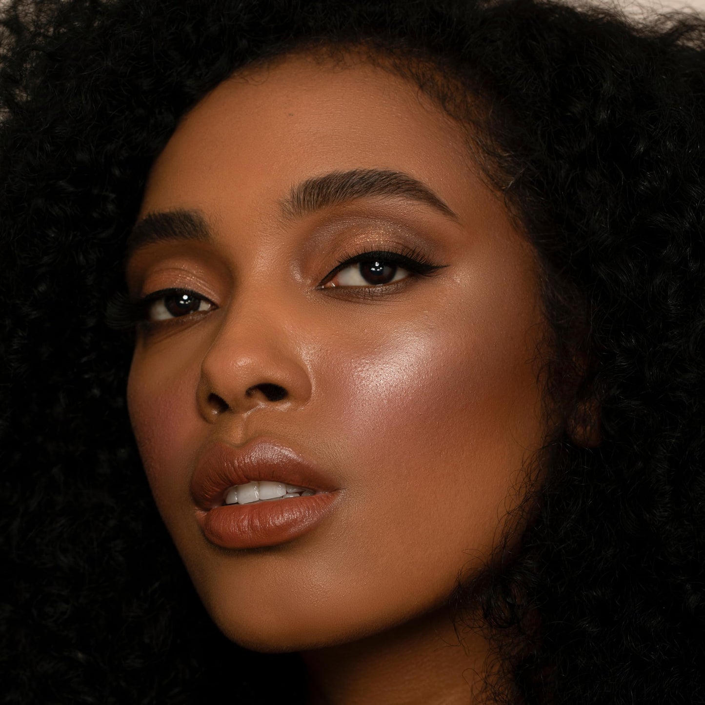 Sigma Beauty Matte Bronzer - Longwear Light Bronzer Powder with Matte Finish for Face - Achieving Natural, Sun Kissed Glow (Deep)