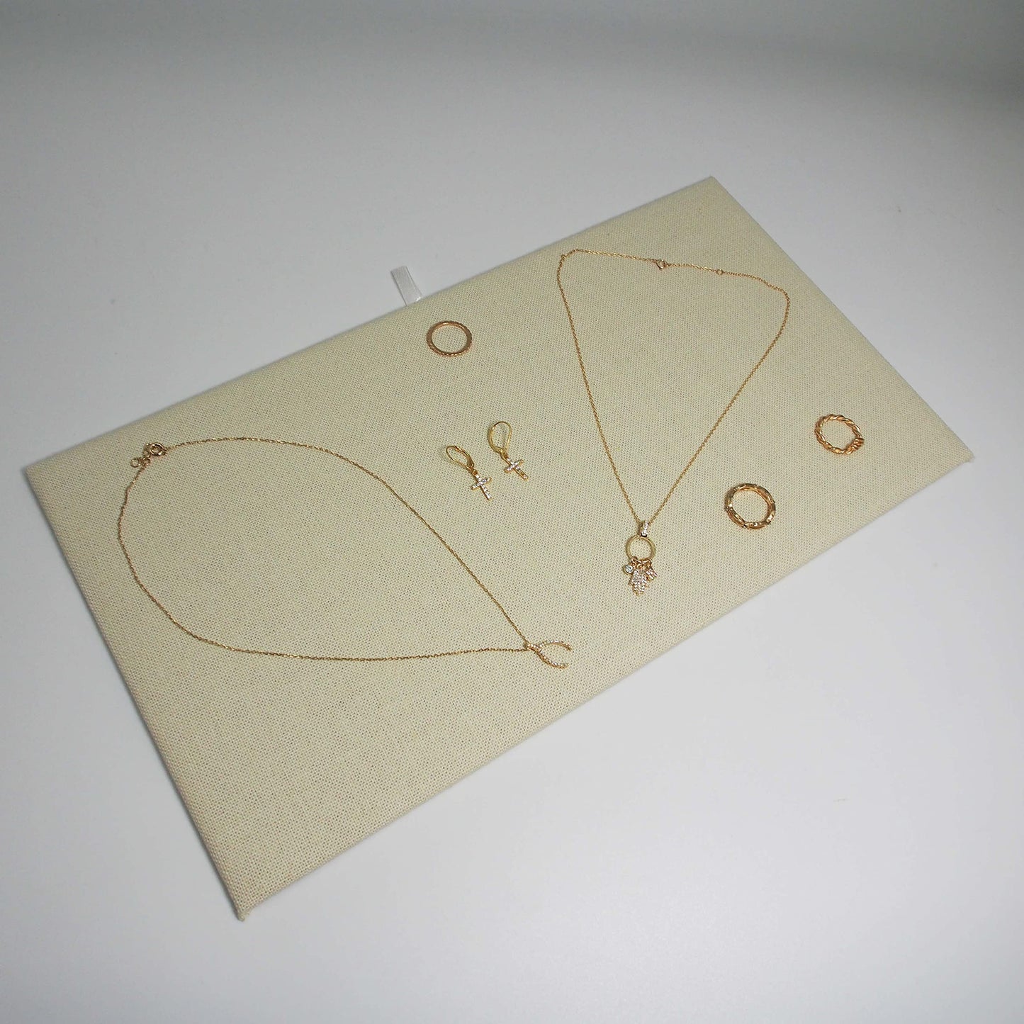 888 Display 5 Pack Beige Linen Jewelry Pads Jewelry Organizer can be used with any standard size trays. Ideal to use for organizing jewelry at…