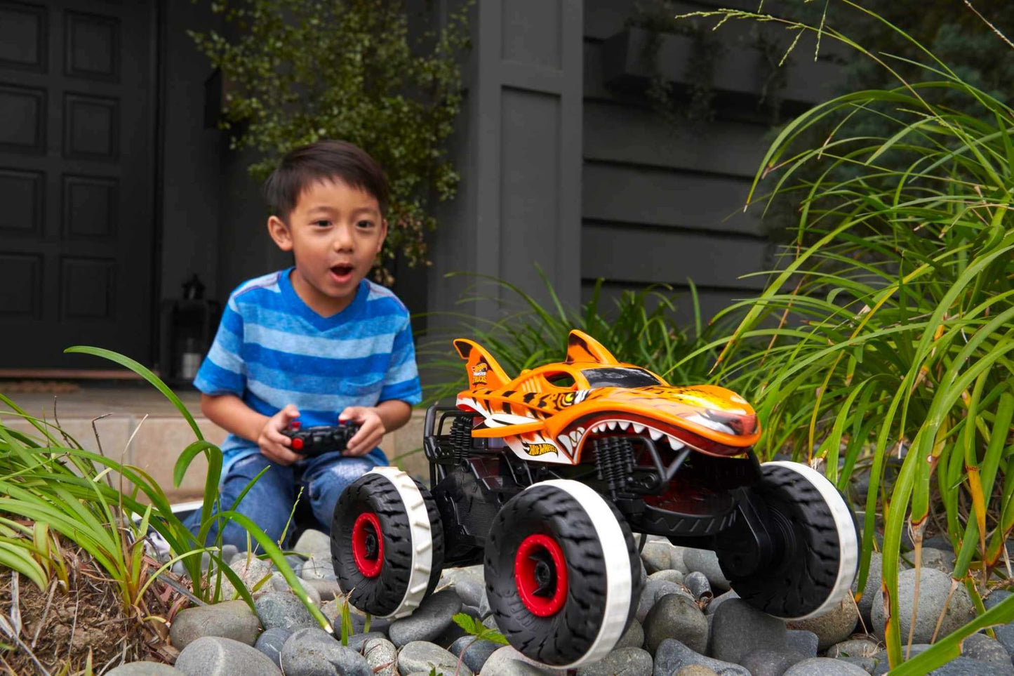 Hot Wheels RC Toy, Remote-Control Monster Trucks Unstoppable Tiger Shark in 1:15 Scale with Terrain Action Tires