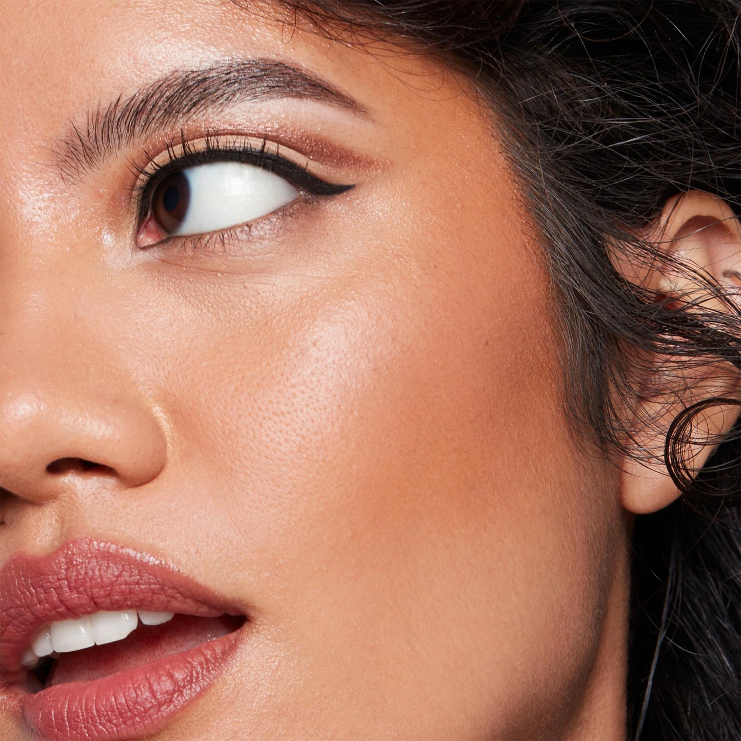 r.e.m. beauty by ariana grande | Hypernova Satin Matte Bronzer - Solar Storm | Silky Pressed Bronzing Powder for Natural-Looking Warmth, Breathable