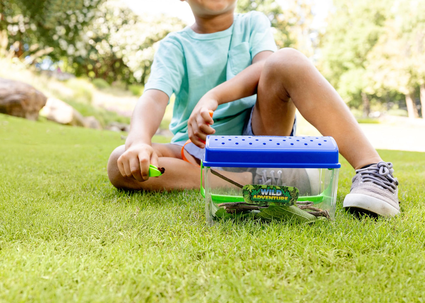 Wild Adventure Bug Catcher & Critter Shack – STEM Toy Habitat with Tweezers & Magnifying Glass for Indoor/Outdoor Insects, Ages 3+