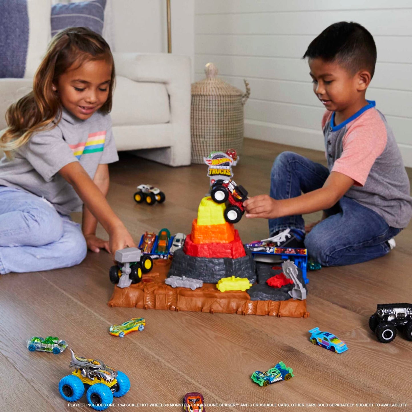 Hot Wheels Monster Trucks Playset & Toy Truck, Arena Smashers Bone Shaker Ultimate Crush Yard, Exclusive 1:64 Scale Bone Shaker & 3 Crushable Cars