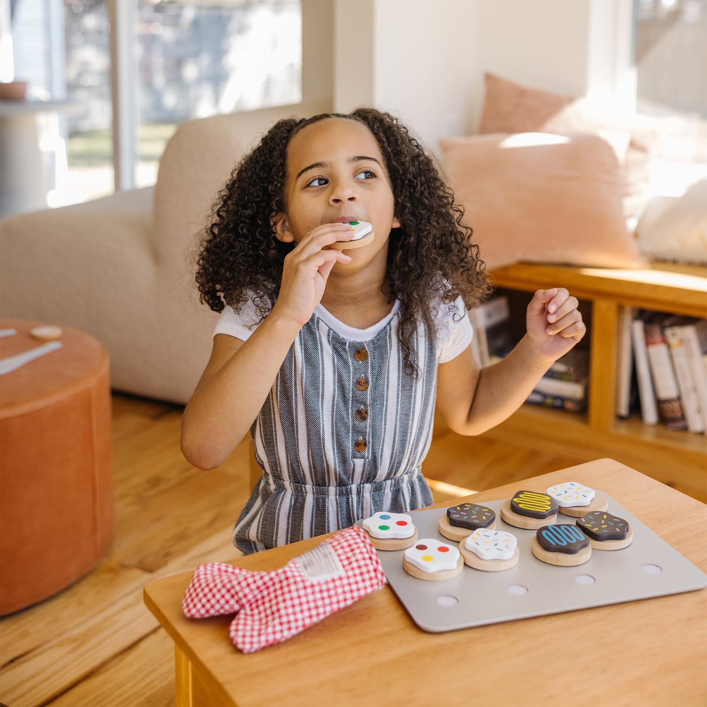 Melissa & Doug Wooden Slice & Bake Cookie Play Set with Toppings & Baking Sheet – Pretend Play Food Toy for Kids Ages 3+