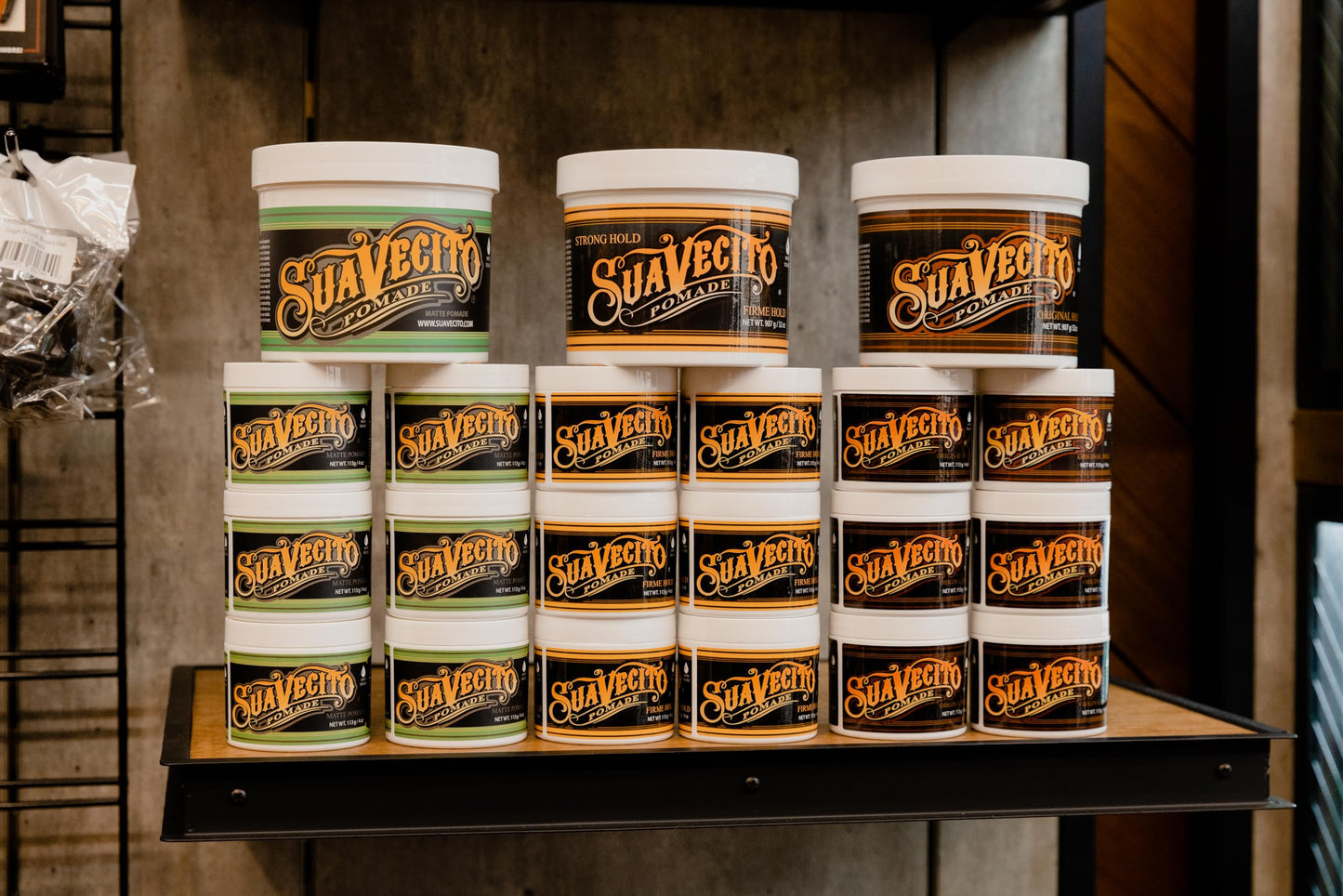 Suavecito Original Hold Pomade 32 oz, 1 Pack - Medium Hold Hair Pomade For Men - Medium Shine Water Based Wax Like Flake Free Hair Gel - Easy To Wash