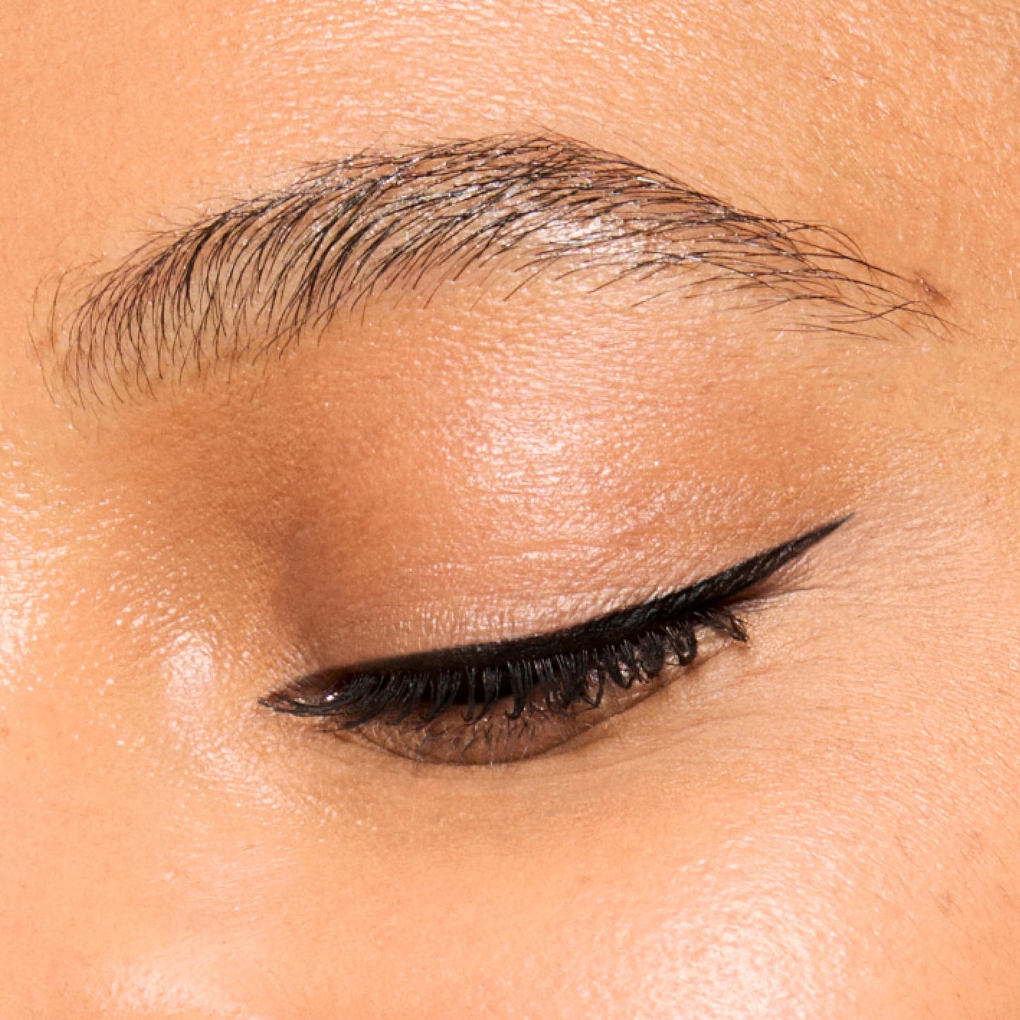 Honest Beauty Longlasting Liquid Eyeliner | Smudge + Flake Proof, Precise Application | Hypoallergenic, Vegan, + Cruelty Free | Black, 0.58 fl oz