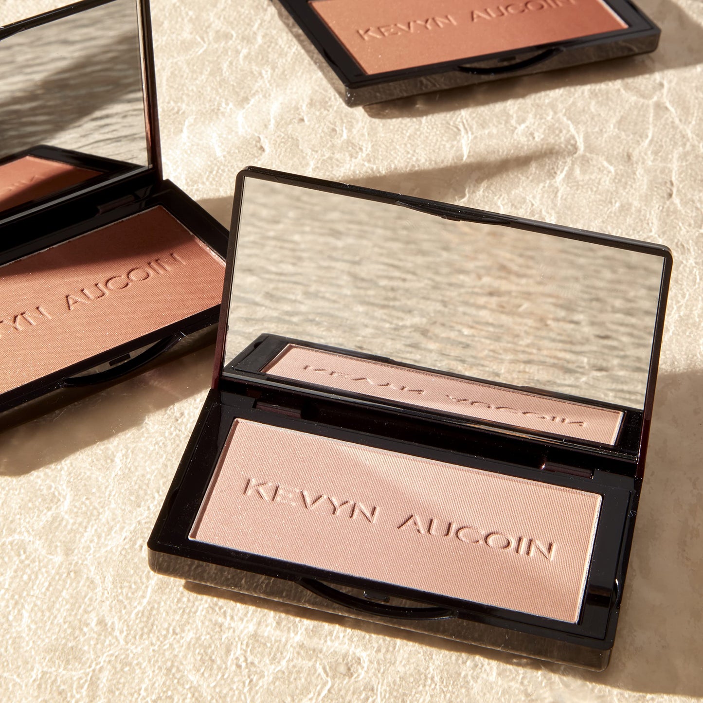 Kevyn Aucoin The Neo-Bronzer, Sunrise Light: 3 in 1 makeup palette. Highlighter, blush & bronzer in one smooth gradient makeup compact. Shimmer